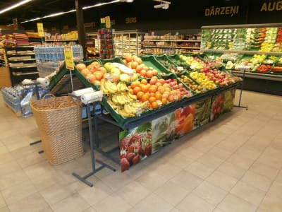 Frukt-  og grønnsakshyller - TOP butikk i Salacgriva