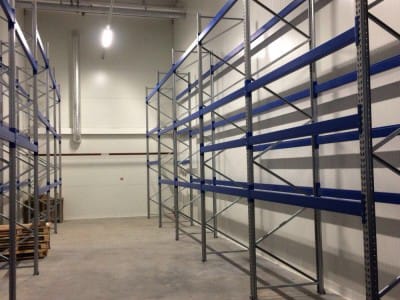 Levering og montering av nytt lagerutstyr i Sonel-lageret. Konsoll hyllesystem for lager. Lagerhyller og utstyr VVN.LV